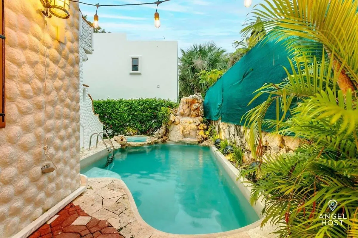 Hacienda-Style Villa With Private Pool Steps To Beach 普拉亚卡门