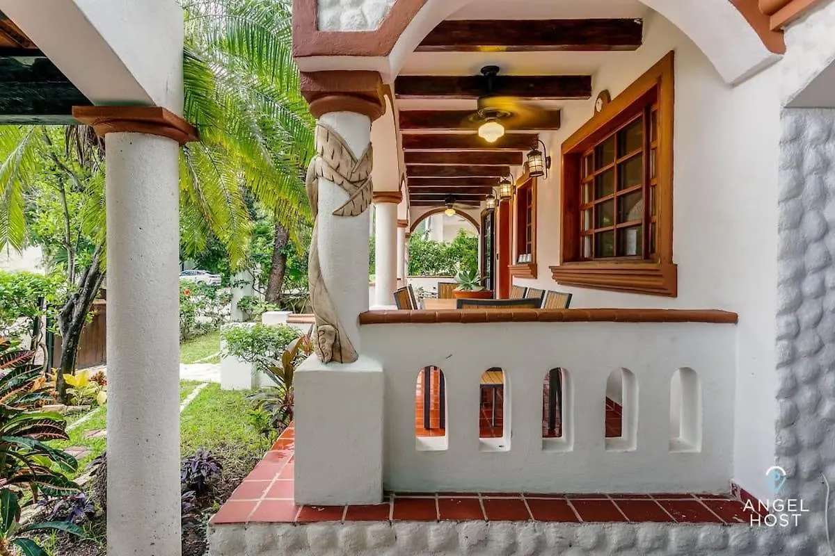 Hacienda-Style Villa With Private Pool Steps To Beach 普拉亚卡门