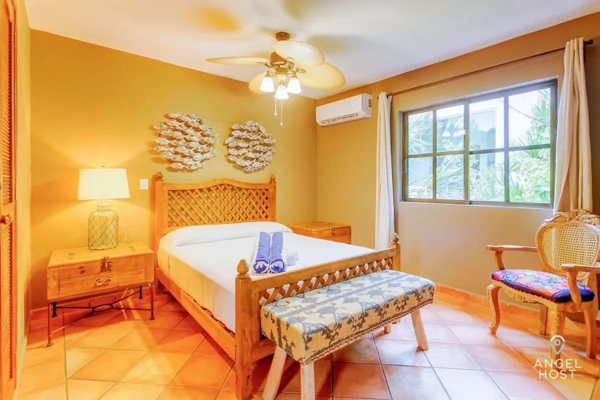 Hacienda-Style Villa With Private Pool Steps To Beach 普拉亚卡门