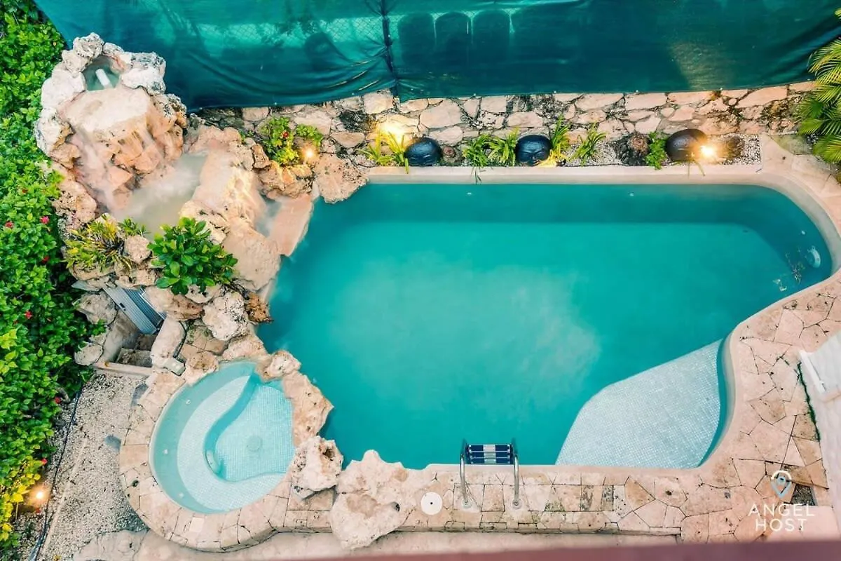 Hacienda-Style Villa With Private Pool Steps To Beach 普拉亚卡门